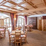 ウスタレ ホテル 3*