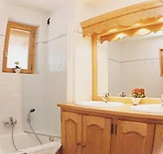 ウスタレ ホテル 3*